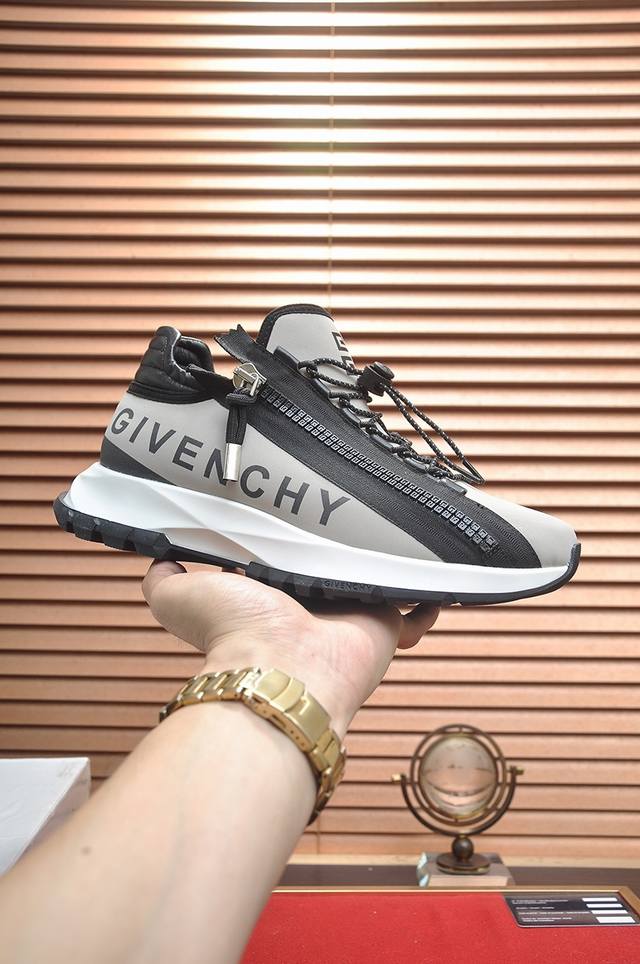 出厂价 Givenchy.纪梵希 专柜同步发售鞋面：意大利进口品牌logo印花布匹 尽显奢华，透气猪皮内里加上双层组合，脚感舒适，鞋底：原厂特供气垫大底，轻便， - 点击图像关闭