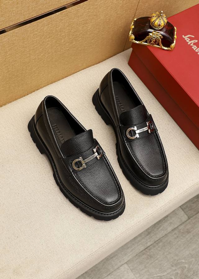 商品商标：Ferragamo 菲拉格慕 休闲皮鞋 正码码数 38-44 45.46订制 商品材料：精选 进口头层荔枝纹牛皮鞋面+奢华五金扣，进口水染牛皮内里。强