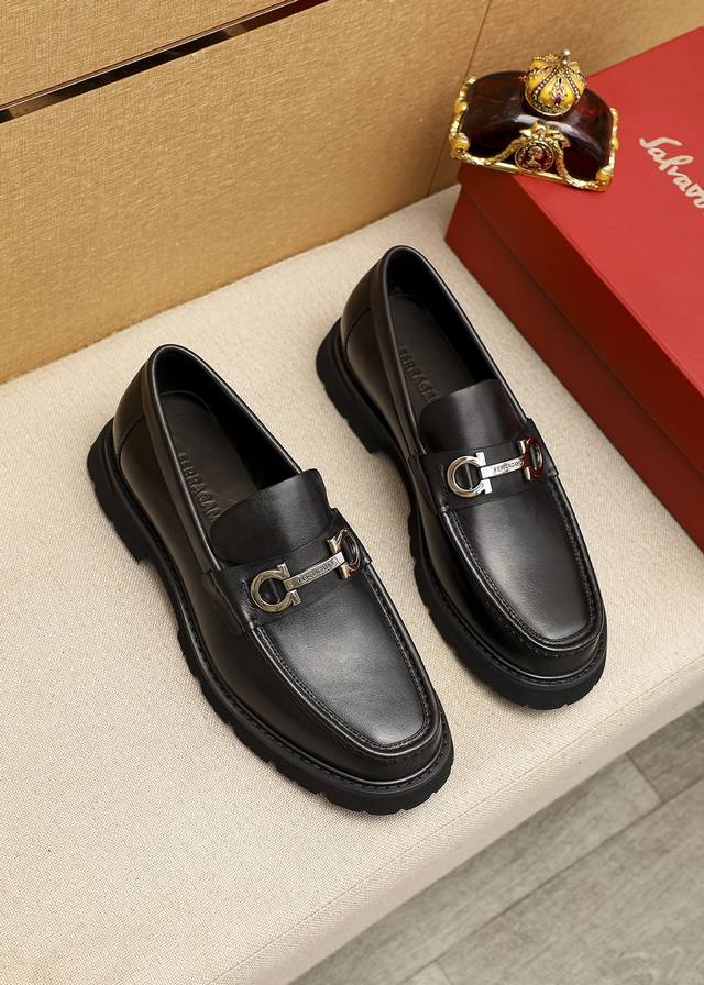 商品商标：Ferragamo 菲拉格慕 休闲皮鞋 正码码数 38-44 45.46订制 商品材料：精选 进口头层小牛皮鞋面+奢华五金扣，进口水染牛皮内里。强烈立