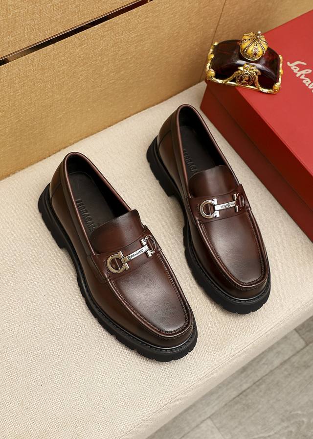 商品商标：Ferragamo 菲拉格慕 休闲皮鞋 正码码数 38-44 45.46订制 商品材料：精选 进口头层小牛皮鞋面+奢华五金扣，进口水染牛皮内里。强烈立