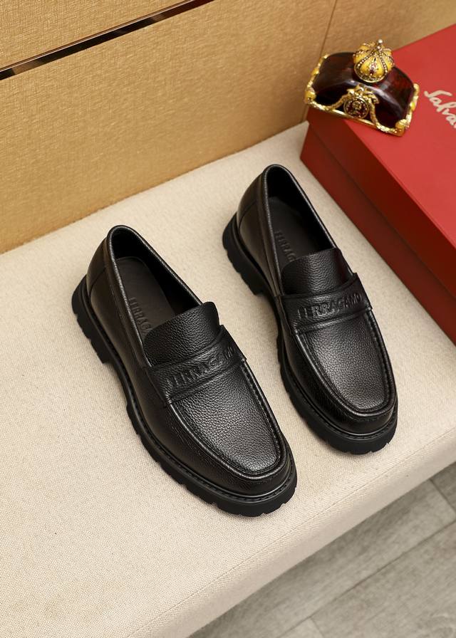 商品商标：Ferragamo 菲拉格慕 休闲皮鞋 正码码数 38-44 45.46订制 商品材料：精选 进口头层荔枝纹牛皮鞋面，进口水染牛皮内里。强烈立体视觉效