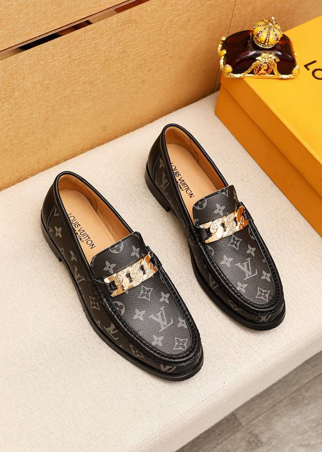 商品商标：Louis Vuitton 路易威登 休闲皮鞋 正码码数 38-44 45.46订制 商品材料：精选 进口头层老花牛皮鞋面+奢华五金扣，进口头层牛皮内