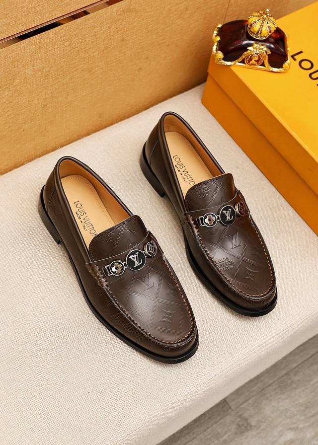 商品商标：Louis Vuitton 路易威登 休闲皮鞋 正码码数 38-44 45.46订制 商品材料：精选 进口头层牛皮压花鞋面+奢华五金扣，进口头层牛皮内