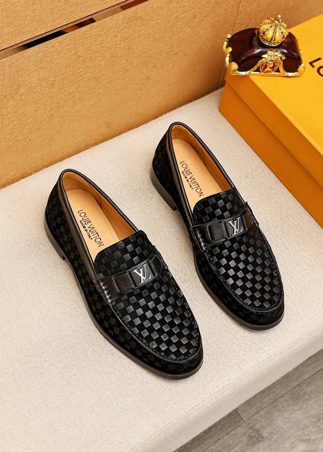 商品商标：Louis Vuitton 路易威登 休闲皮鞋 正码码数 38-44 45.46订制 商品材料：精选 进口头层磨砂牛皮压花鞋面+奢华五金扣，进口头层牛