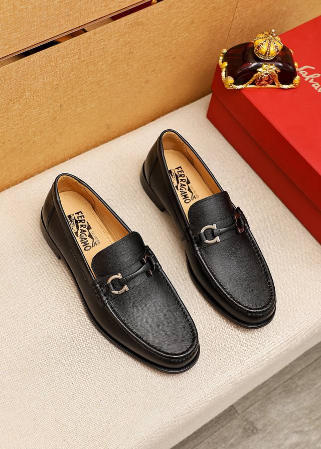 商品商标：Ferragamo 菲拉格慕 休闲皮鞋 正码码数 38-44 45.46订制 商品材料：精选 进口头层十字纹牛皮鞋面+原版五金扣，进口水染牛皮内里。强