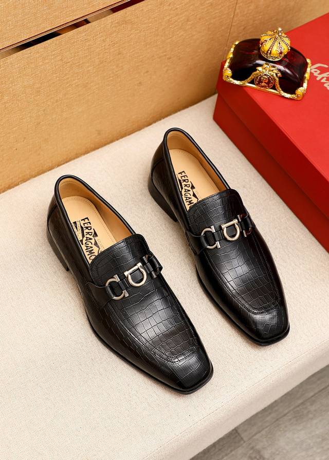 商品商标：Ferragamo 菲拉格慕 休闲皮鞋 正码码数 38-44 45.46订制 商品材料：精选 进口头层小牛皮压花鞋面+原版五金扣，进口水染牛皮内里。强