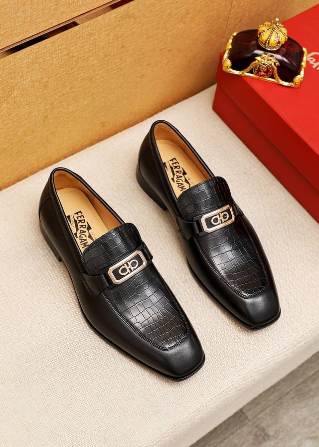 商品商标：Ferragamo 菲拉格慕 休闲皮鞋 正码码数 38-44 45.46订制 商品材料：精选 进口头层小牛皮压花鞋面+原版五金扣，进口水染牛皮内里。强