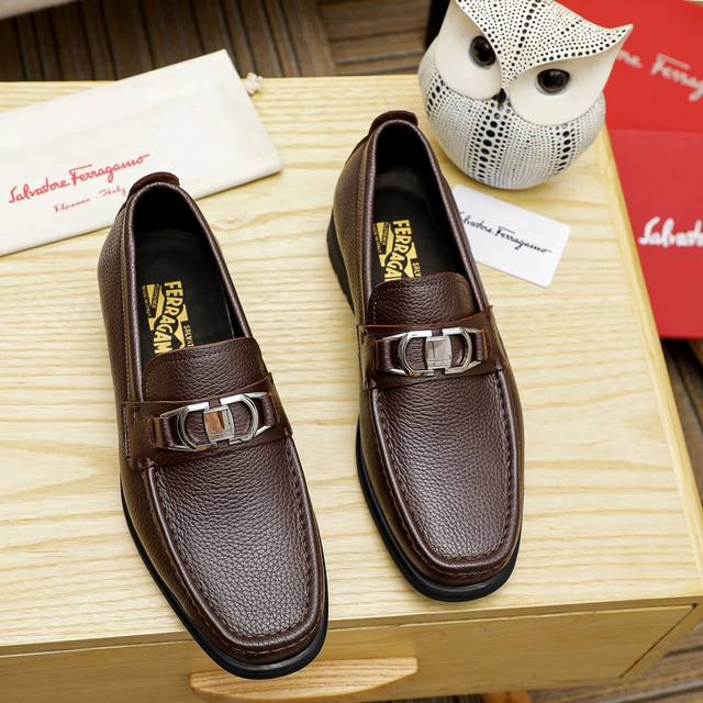 工厂价 菲拉格幕 Ferragamo 新款男士休闲套脚鞋官网原版1:1开模，原单品质做工精细，高端奢华鞋面采用进口意大利头层牛皮皮内里橡胶耐磨防滑大底，穿着透气