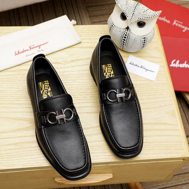 工厂价 菲拉格幕 Ferragamo 新款男士休闲套脚鞋官网原版1:1开模，原单品质做工精细，高端奢华鞋面采用进口意大利头层牛皮皮内里橡胶耐磨防滑大底，穿着透气 - 点击图像关闭