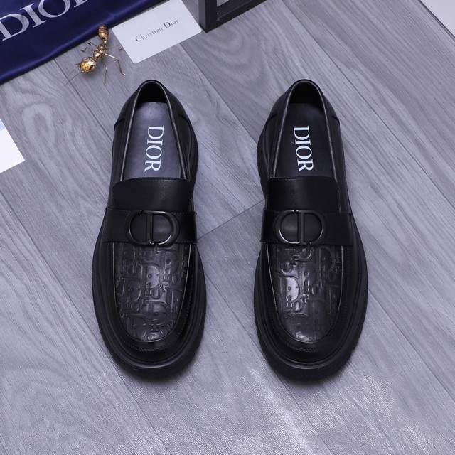 商品商标：Dior 迪奥 休闲套脚皮鞋 正码码数 38-44 45订做不退换 商品材料：精选压纹牛皮鞋面 牛皮内里 原版大底