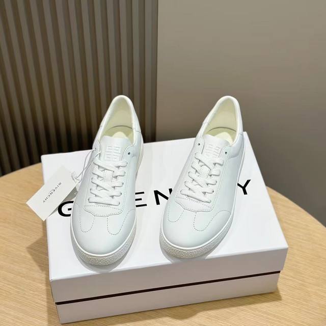 Givenchy Town运动鞋 原版购入一比一还原 绒面，牛皮皮革低帮运动鞋 Town系列 正面缝线细节 侧面压印银色givenchy Logo 鞋舌和后跟压