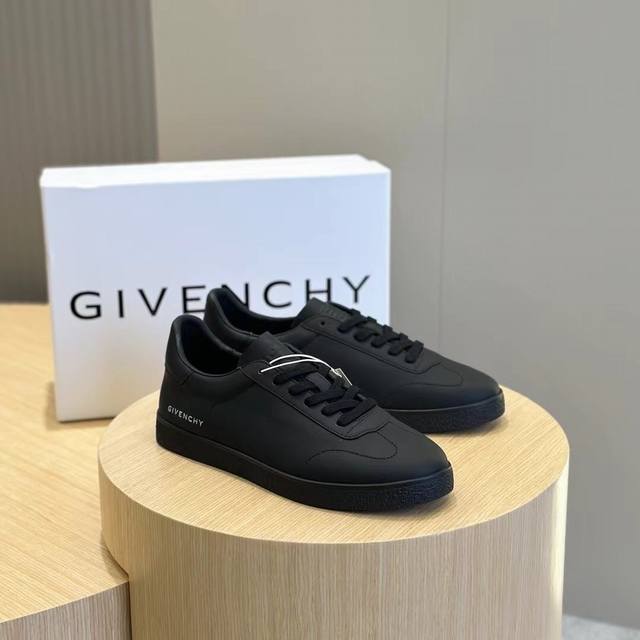 Givenchy Town运动鞋 原版购入一比一还原 绒面，牛皮皮革低帮运动鞋 Town系列 正面缝线细节 侧面压印银色givenchy Logo 鞋舌和后跟压