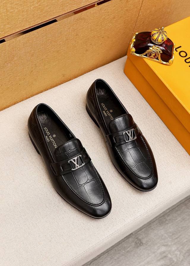 商品商标：Louis Vuitton 路易威登 休闲皮鞋 正码码数 38-44 45订制 商品材料：精选 进口头层小牛皮压花鞋面+奢华五金扣，进口头层牛皮内里。