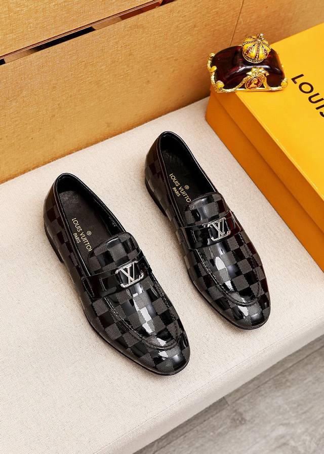 商品商标：Louis Vuitton 路易威登 休闲皮鞋 正码码数 38-44 45订制 商品材料：精选 进口头层漆皮压花鞋面+奢华五金扣，进口头层牛皮内里。强