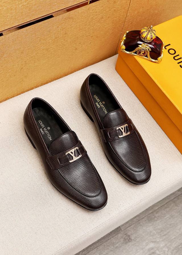 商品商标：Louis Vuitton 路易威登 休闲皮鞋 正码码数 38-44 45订制 商品材料：精选 进口头层牛皮压花鞋面+奢华五金扣，进口头层牛皮内里。强