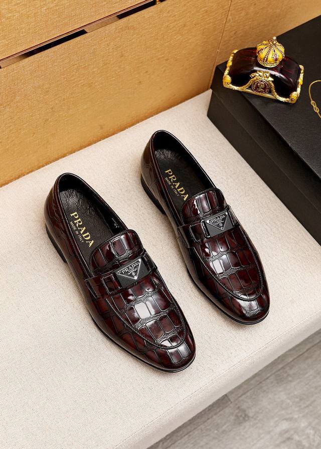 商品商标：Prada 普拉达｝休闲皮鞋 正码码数 38-44 45订制 商品材料：精选 进口头层小牛皮压花鞋面+奢华五金扣，进口水染牛皮内里。强烈立体视觉效果，