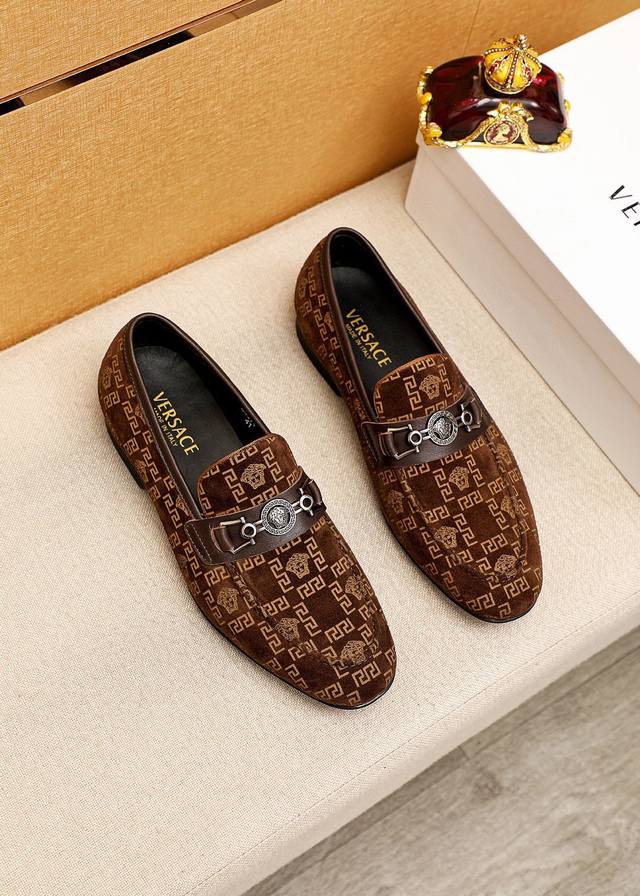 商品商标：Versace 范思哲 休闲皮鞋 正码码数 38-44 45订制 商品材料：精选 进口头层磨砂牛皮鞋面+奢华五金扣，进口水染牛皮内里。强烈立体视觉效果