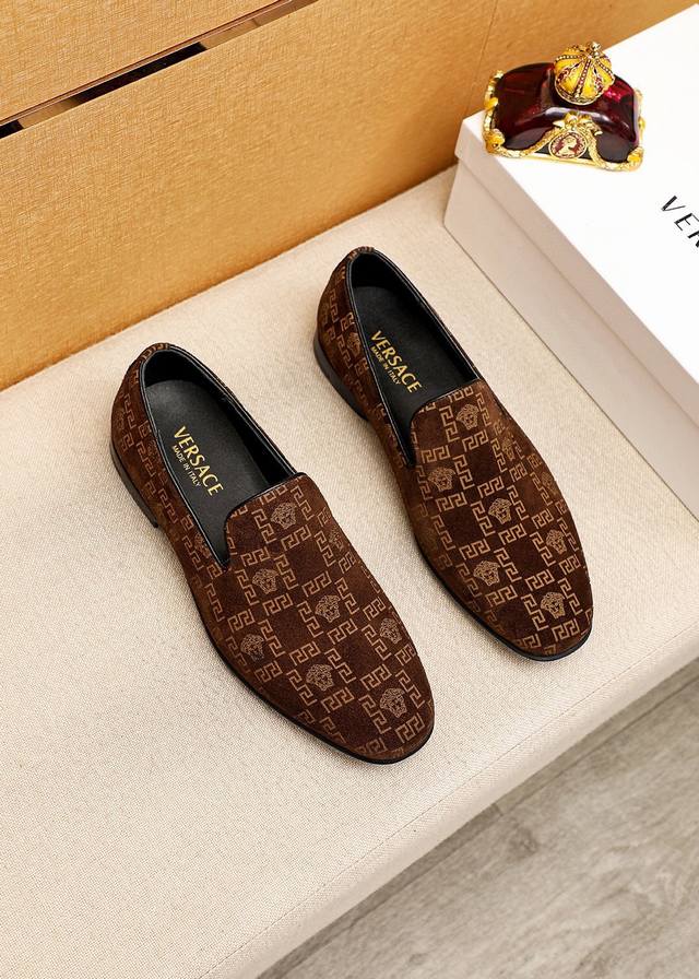 商品商标：Versace 范思哲 休闲皮鞋 正码码数 38-44 45订制 商品材料：精选 进口头层磨砂牛皮鞋面，进口水染牛皮内里。强烈立体视觉效果，橡胶大底