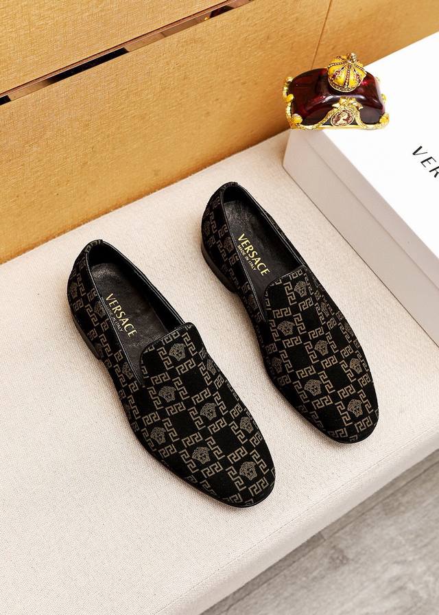 商品商标：Versace 范思哲 休闲皮鞋 正码码数 38-44 45订制 商品材料：精选 进口头层磨砂牛皮鞋面，进口水染牛皮内里。强烈立体视觉效果，橡胶大底