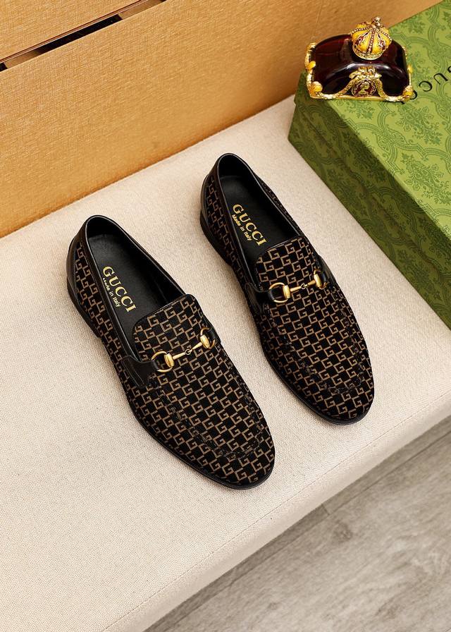 商品商标：Gucci 古驰 休闲皮鞋 正码码数 38-44 45订制 商品材料：精选 进口头层磨砂牛皮压花鞋面+奢华五金扣，进口小染牛皮内里。强烈立体视觉效果，