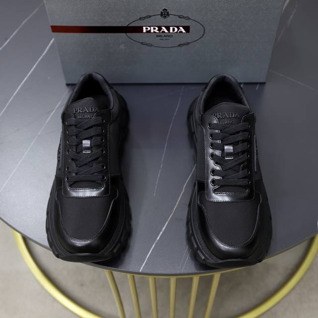 Prada 普拉达 -高端品质 原单 -鞋面：进口开边珠牛皮针织鞋面、丝印品牌logo -内里：水染牛皮内里 -大底：超轻tpu发泡 Q弹成型大底 -超高品控