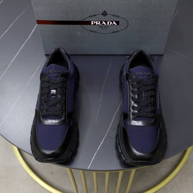 Prada 普拉达 -高端品质 原单 -鞋面：进口开边珠牛皮针织鞋面、丝印品牌logo -内里：水染牛皮内里 -大底：超轻tpu发泡 Q弹成型大底 -超高品控