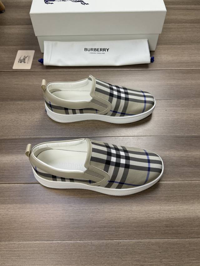 工厂价 Burberry 巴宝莉 -高端品质 原单 -鞋面：进口品牌图腾布匹、后跟品牌织带装饰 -内里：水染牛皮 -大底：超轻tpr橡胶; 双色成型大底 -超高