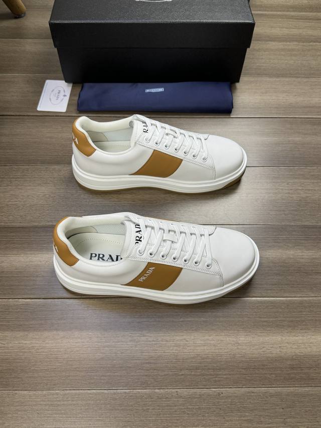 工厂价 Prada 普拉达 -高端品质 原单 -鞋面：纳帕小牛皮、鞋身.鞋舌.后跟;高周波品牌logo -内里：品牌帆布，垫脚；水染牛皮 -大底：超轻tpu 橡