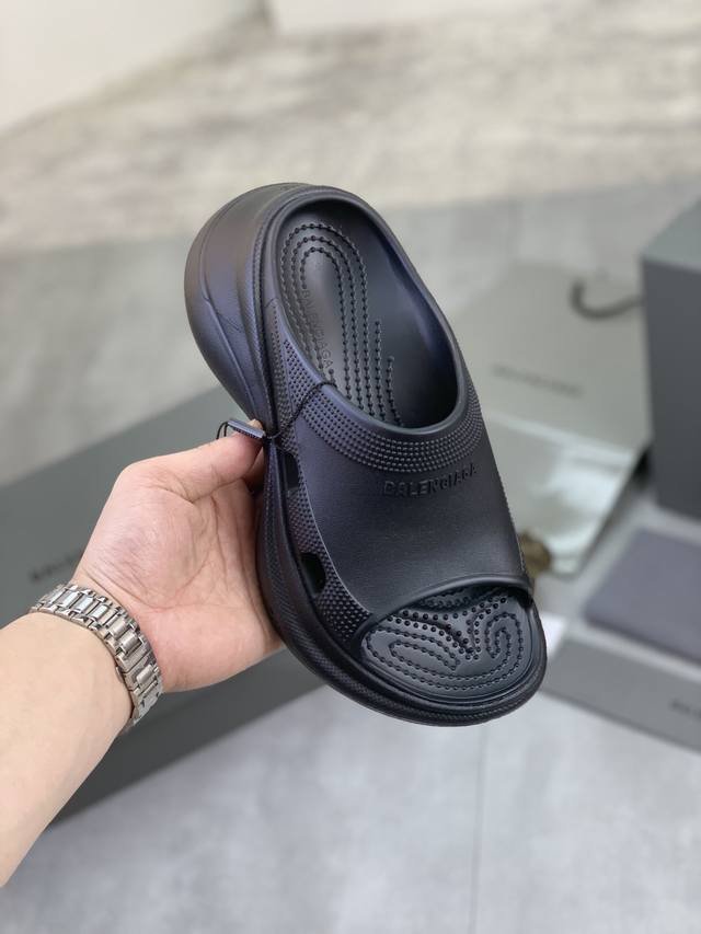 工厂价 实价 高品质 巴黎世家crocs联名新款拖鞋出货啦！一款火遍ins、小红书各大平台的拖鞋，采用高科技材料、模具一体成型、既轻便、又耐磨、还防水！跟高6C