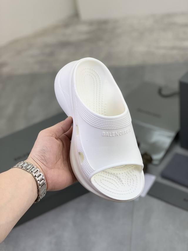 工厂价 实价 高品质 巴黎世家crocs联名新款拖鞋出货啦！一款火遍ins、小红书各大平台的拖鞋，采用高科技材料、模具一体成型、既轻便、又耐磨、还防水！跟高6C