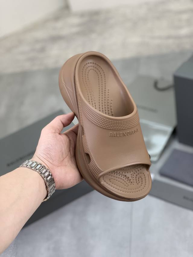 工厂价 实价 高品质 巴黎世家crocs联名新款拖鞋出货啦！一款火遍ins、小红书各大平台的拖鞋，采用高科技材料、模具一体成型、既轻便、又耐磨、还防水！跟高6C - 点击图像关闭