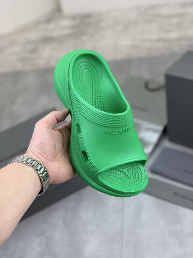 工厂价 实价 高品质 巴黎世家crocs联名新款拖鞋出货啦！一款火遍ins、小红书各大平台的拖鞋，采用高科技材料、模具一体成型、既轻便、又耐磨、还防水！跟高6C