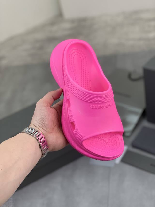 工厂价 实价 高品质 巴黎世家crocs联名新款拖鞋出货啦！一款火遍ins、小红书各大平台的拖鞋，采用高科技材料、模具一体成型、既轻便、又耐磨、还防水！跟高6C