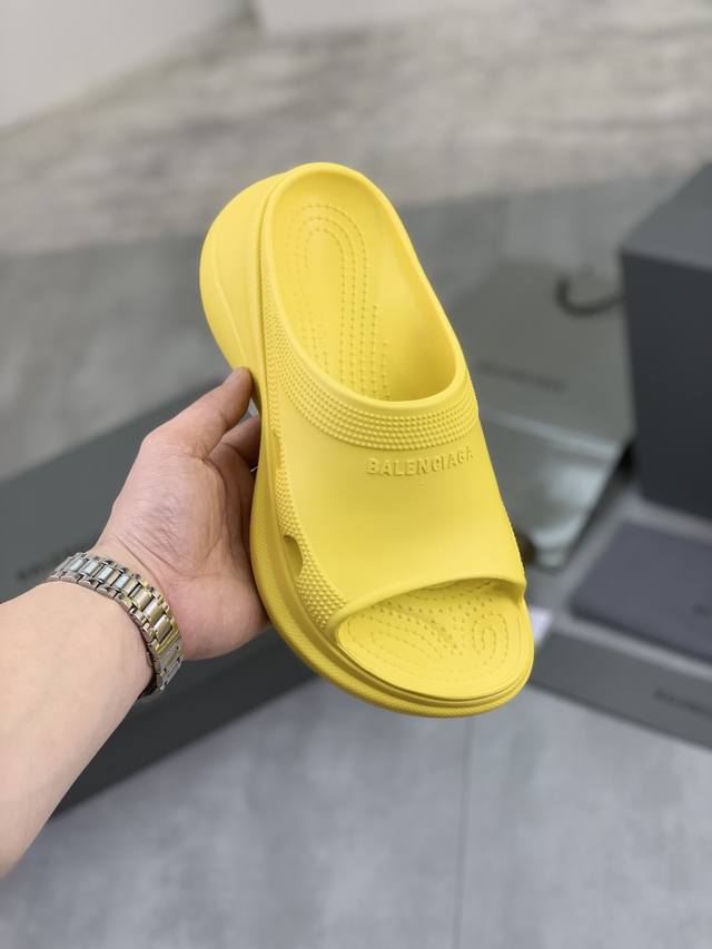 工厂价 实价 高品质 巴黎世家crocs联名新款拖鞋出货啦！一款火遍ins、小红书各大平台的拖鞋，采用高科技材料、模具一体成型、既轻便、又耐磨、还防水！跟高6C