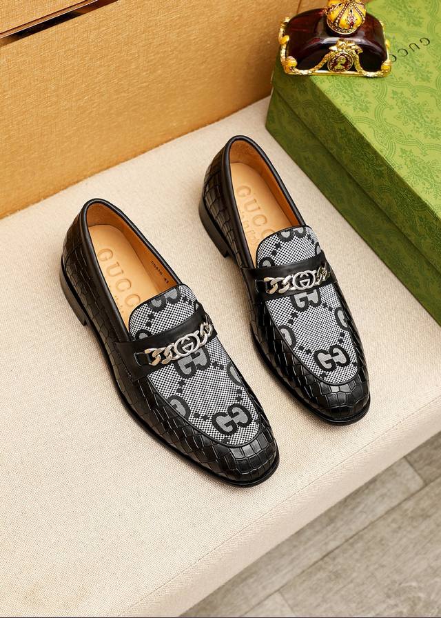 商品商标：Gucci 古驰 休闲皮鞋 正码码数 38-44 45.46.47订制 商品材料：精选 进口头层小牛皮压花鞋面+经典五金扣，进口牛皮内里。强烈立体视觉