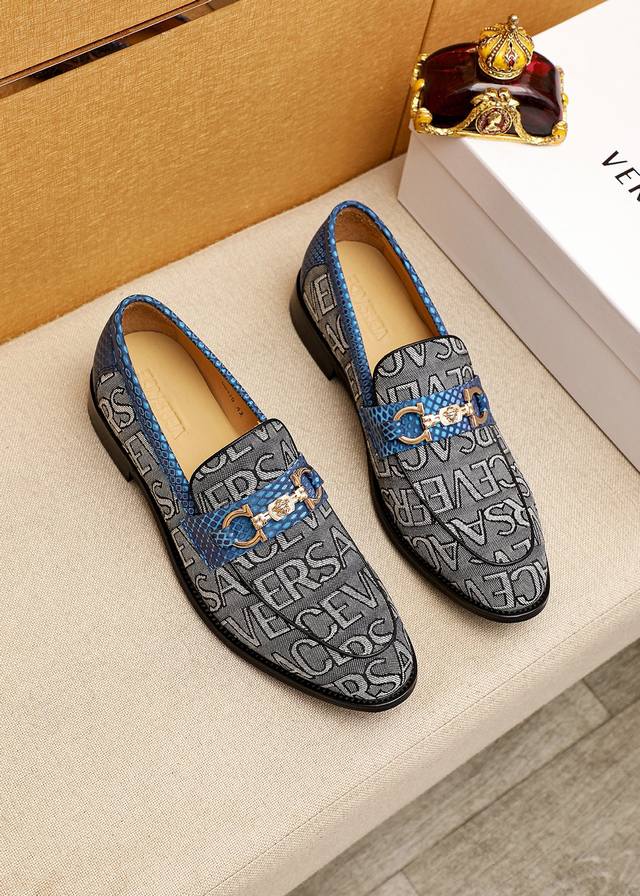 商品商标：Versace 范思哲 休闲皮鞋 正码码数 38-44 45.46.47订制 商品材料：精选 进口头层布料鞋面+奢华五金扣，进口水染牛皮内里。强烈立体