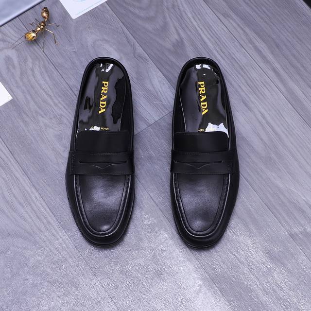 商品商标：Prada 普拉达 休闲半拖 正码码数 38-45 商品材料：精选 牛皮鞋面 超纤亮皮内里 原版大底