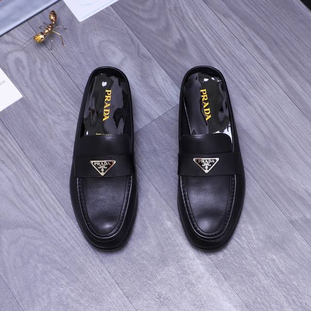 商品商标：Prada 普拉达 休闲半拖 正码码数 38-45 商品材料：精选 优质牛皮鞋面 超纤亮皮内里 原版大底