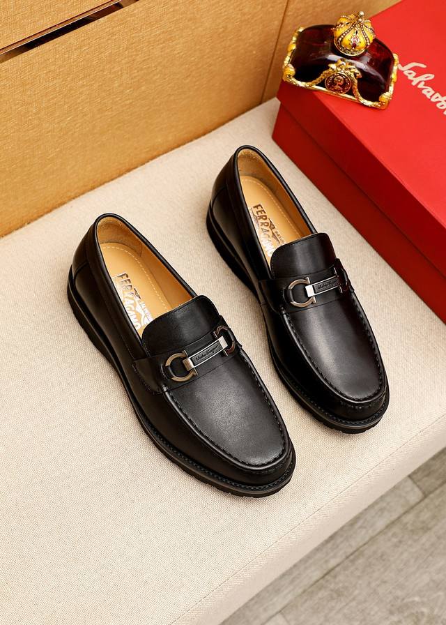 商品商标：Ferragamo 菲拉格慕 休闲皮鞋 正码码数 38-44 45订制 商品材料：精选 进口小牛皮鞋面+经典五金扣，进口水染牛皮内里。强烈立体视觉效果