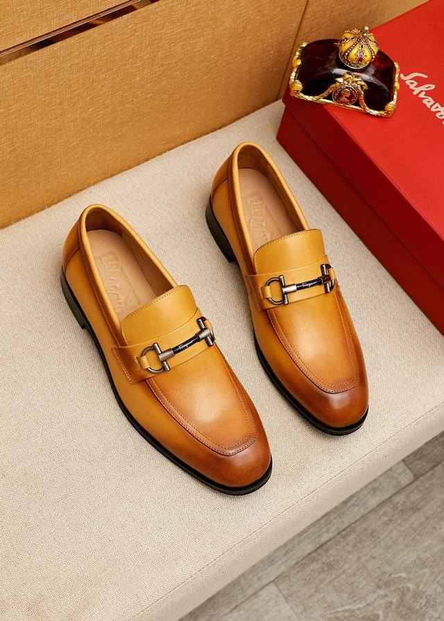 商品商标：Ferragamo 菲拉格慕 休闲皮鞋 正码码数 38-44 45.46订制 商品材料：精选 进口小牛皮鞋面+经典五金扣，进口水染牛皮内里。强烈立体视