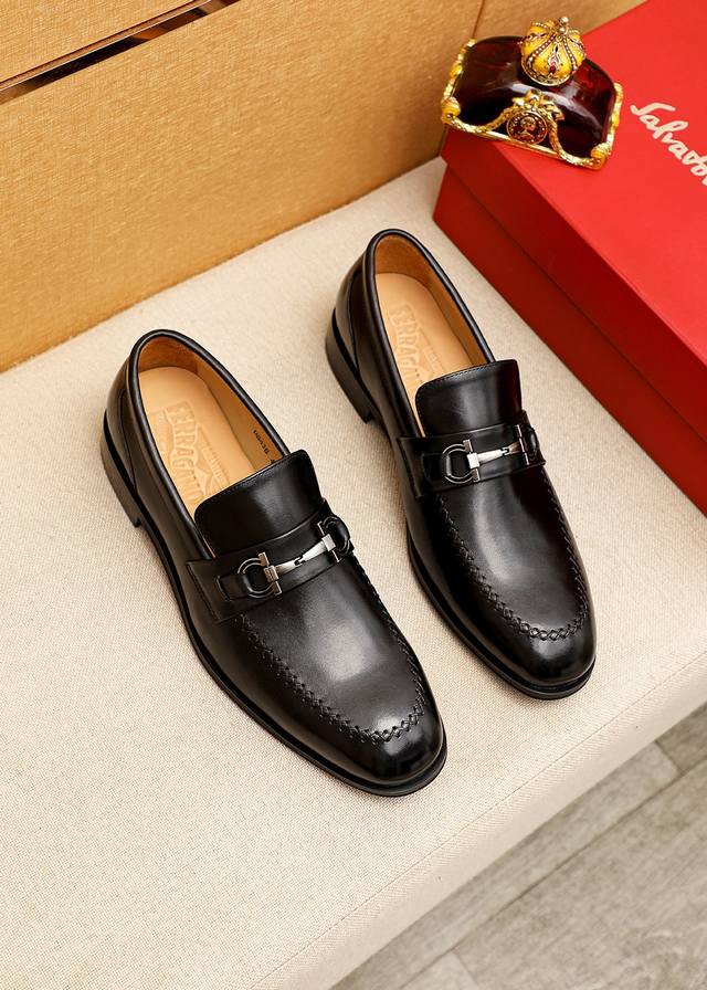 商品商标：Ferragamo 菲拉格慕 休闲皮鞋 正码码数 38-44 45.46订制 商品材料：精选 进口开边珠牛皮鞋面+经典五金扣，进口水染牛皮内里。强烈立 - 点击图像关闭