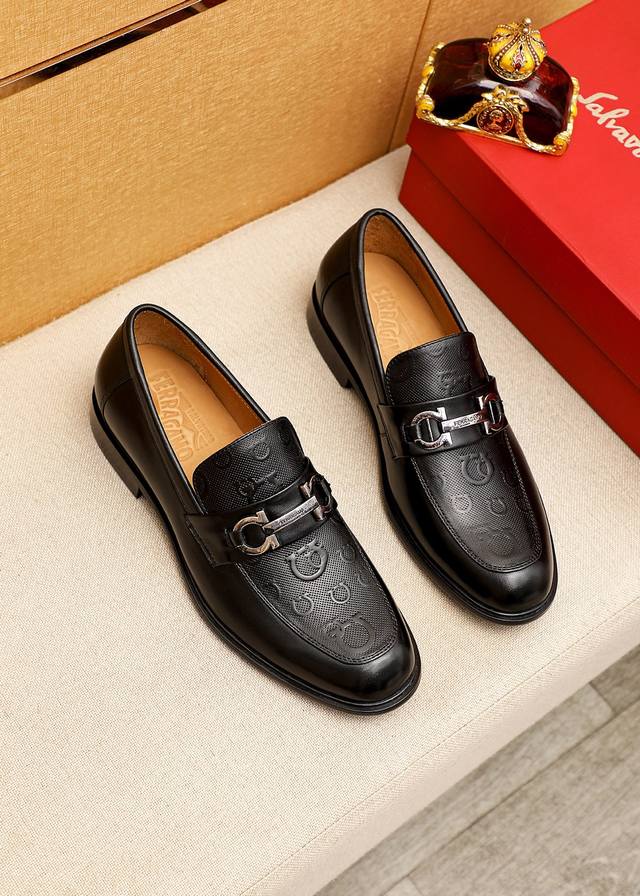 商品商标：Ferragamo 菲拉格慕 休闲皮鞋 正码码数 38-44 45.46订制 商品材料：精选 进口小牛皮圧花鞋面+经典五金扣，进口水染牛皮内里。强烈立