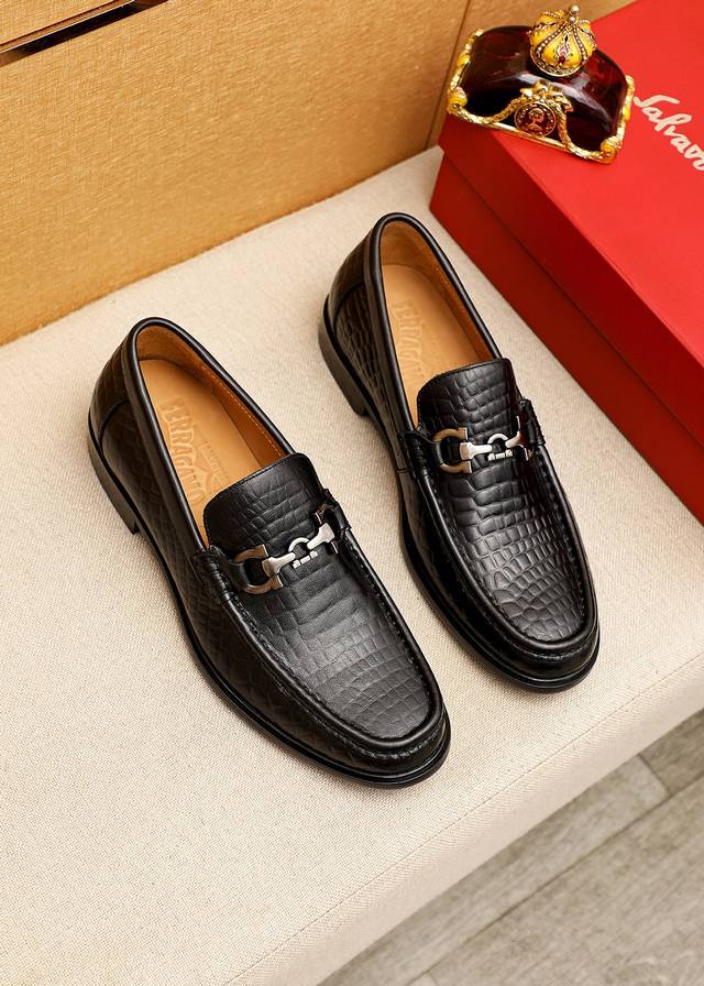 商品商标：Ferragamo 菲拉格慕 休闲皮鞋 正码码数 38-44 45.46订制 商品材料：精选 进口小牛皮圧花鞋面+经典五金扣，进口水染牛皮内里。强烈立