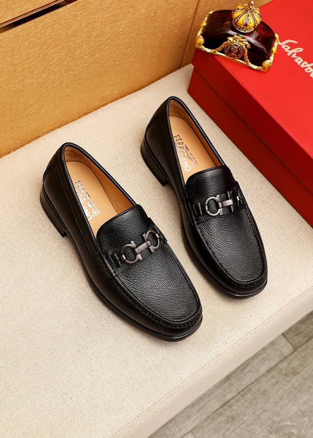 商品商标：Ferragamo 菲拉格慕 休闲皮鞋 正码码数 38-44 45订制 商品材料：精选 进口荔枝纹小牛皮鞋面+经典五金扣，进口水染牛皮内里。强烈立体视