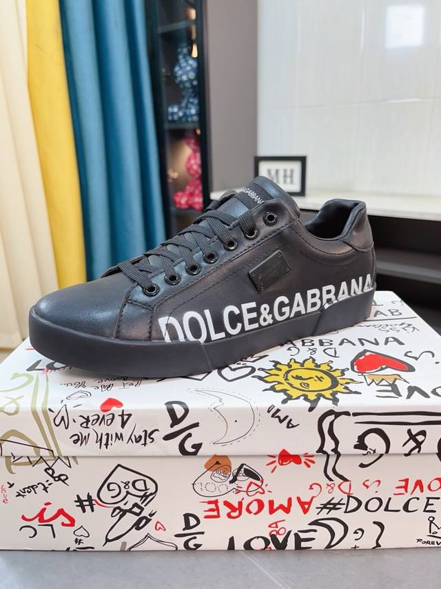 出厂价 Dolce＆Gabbana Dg 原版进口头层牛皮羊皮内里，上脚轻便、舒适 、百搭、原版特供大底深受潮流男士的青睐欢迎对比品质精致奢华，超a级别！版型对