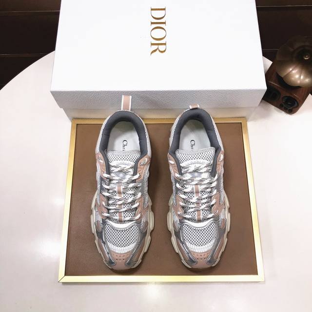 工厂批 情侣款 品牌：Dior 迪奥 标准码：女码35-40.男码38-44 45定制 等级：官网同款 材料：顶级原版牛皮拼接而成 原版耐磨轻便大底 款式类别：