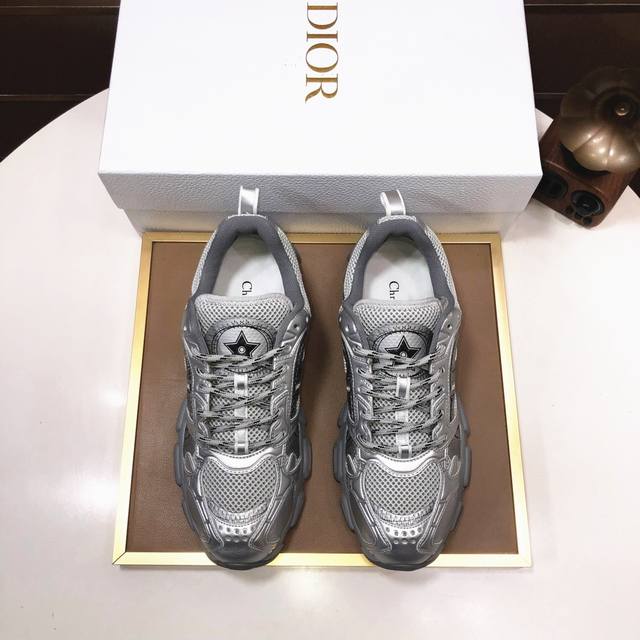 工厂批 情侣款 品牌：Dior 迪奥 标准码：女码35-40.男码38-44 45定制 等级：官网同款 材料：顶级原版牛皮拼接而成 原版耐磨轻便大底 款式类别：