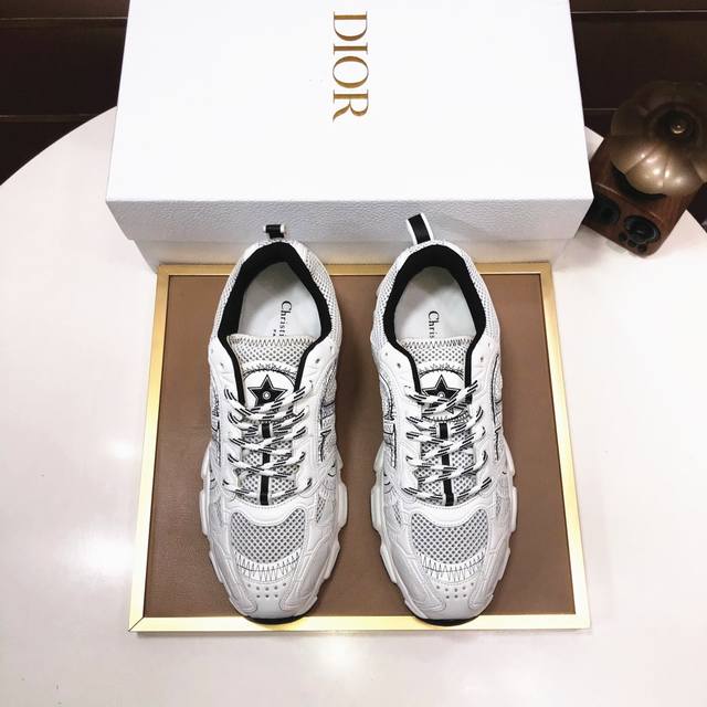 工厂批 情侣款 品牌：Dior 迪奥 标准码：女码35-40.男码38-44 45定制 等级：官网同款 材料：顶级原版牛皮拼接而成 原版耐磨轻便大底 款式类别：