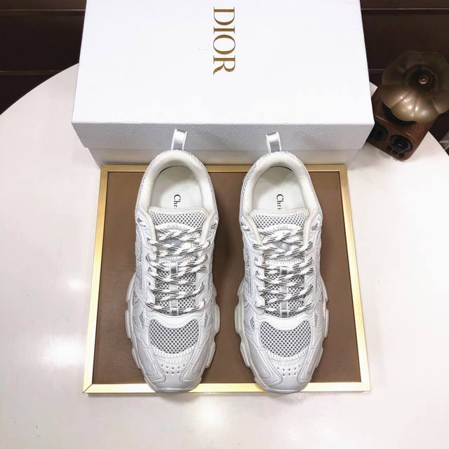 工厂批 情侣款 品牌：Dior 迪奥 标准码：女码35-40.男码38-44 45定制 等级：官网同款 材料：顶级原版牛皮拼接而成 原版耐磨轻便大底 款式类别：