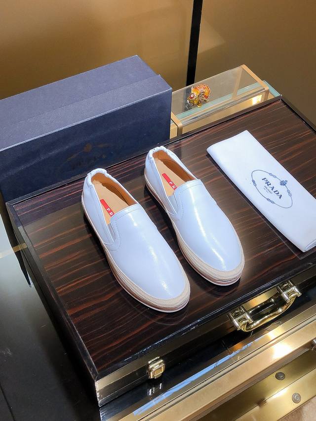 商品名称：Prada 普拉达 正规码数 38-44 套脚鞋 商品材料：精选 牛皮鞋面，舒适羊皮内里，原厂特供大底。